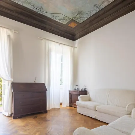 Large Frescoed Lejlighed *