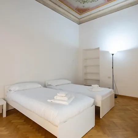 Large Frescoed Lejlighed