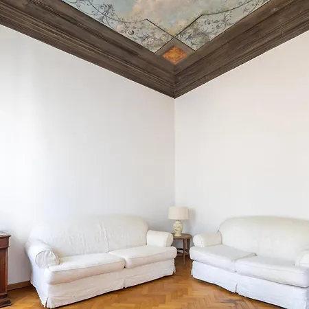 Large Frescoed Lejlighed *