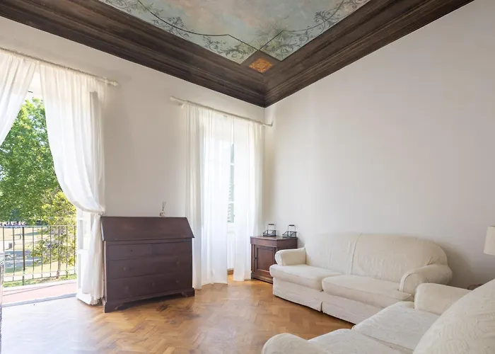 Large Frescoed Appartement *