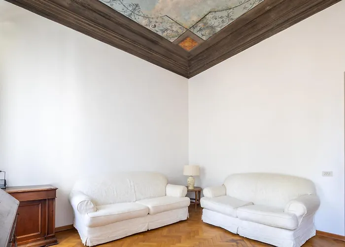 Large Frescoed Appartement *
